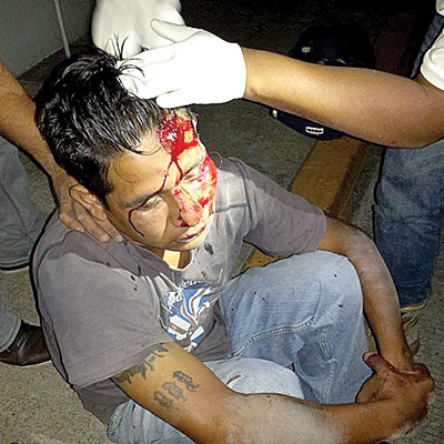 golpean jovenes