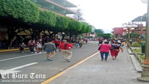 Orizabeños saturan comercios, pese a la pandemia