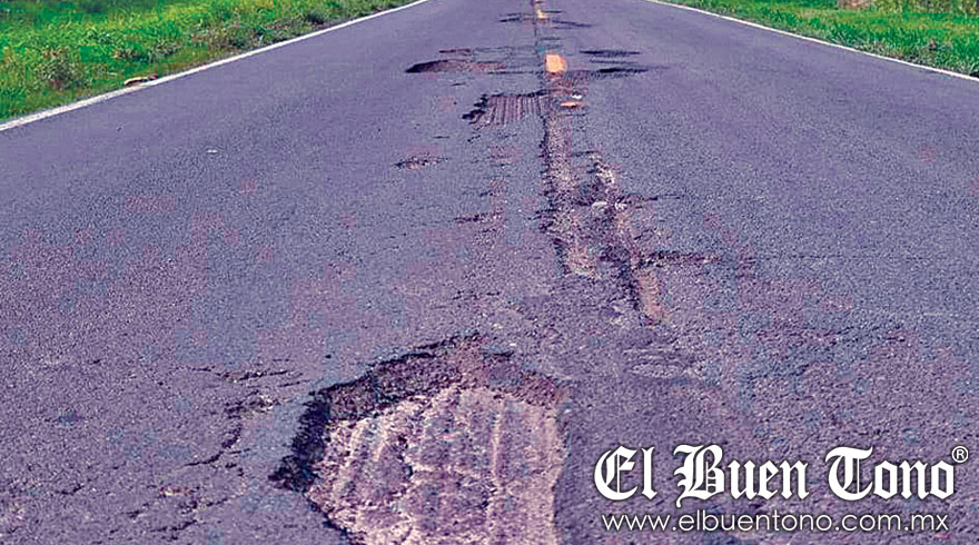 Resurgen baches en carretera federal El Buen Tono