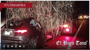 Automóvil se impacta contra camión de carga en Emiliano Zapata; dos lɛsi0nados prɛnsad0s