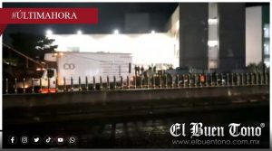 Tortón derriba postes de Telmex frente al Hospital Regional de Río Blanco