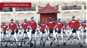 Robots humanoides sorprenden con kung fu en histórico templo de China