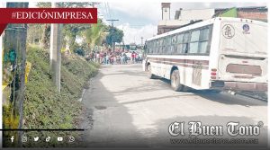 Papás bloquean carretera federal; exigen cese de directora de primaria