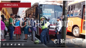 Abuelita resulta h3rida tras quedar atr4pada su mano en puerta de autobús en Orizaba