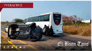 Marino choca y vuelca su camioneta en Antón Lizardo