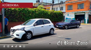 Choque entre Nissan March y Mustang deja daños materiales en Córdoba
