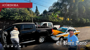 Taxista choca por alcance contra camioneta en la colonia Los Maestros
