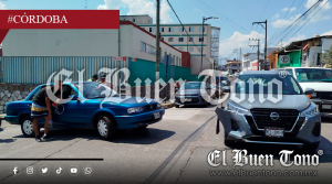 Choque entre conductoras atrás del IMSS Zona 8 deja daños materiales