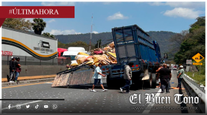 SOBRECARGA DE TRACTOCAMIÓN PROVOCA CHOQUE CONTRA MURO Y COLAPSA LA AUTOPISTA 150D ORIZABA–PUEBLA, HAY UNA PERSONA LESIONADA.
