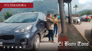 Síndico de Atzacan impacta mototaxi y genera indignación entre testigos