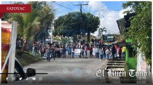 Exigen con bloqueo de carretera la destitución de intendente y directora de primaria en Atoyac