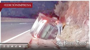 Se acuesta en la autopista; conductor pierde el control