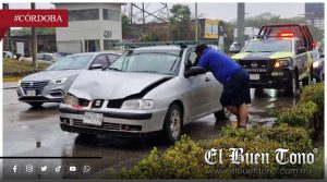 Choque por alcance por piso mojado en El Diamante