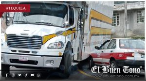 Choque entre camión de mudanzas y taxi provoca caos vial en la Orizaba–Tehuacán