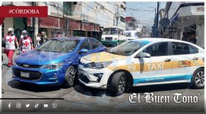 VIDEO|Choque de taxi y vehículo particular, deja una persona lesionada