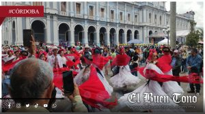 El folclore mundial inunda las calles de Córdoba: Inicia el desfile del FIF 2026