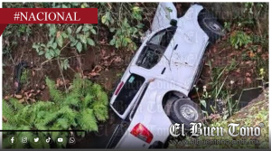 CAMIONETA CAE A BARRANCO EN LA SIERRA NORTE; EVIDENCIA RIESGOS EN TRAMOS CARRETEROS DE JALPAN