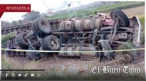 Choca, vuelca y aplasta a automóvil; hay una persona fa11ecida