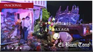 Camión cargado de madera se estrella contra una casa en Oaxaca