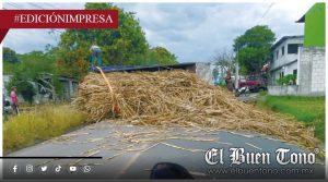 Vuelca cañero al caer en zanja; bloquea carretera estatal