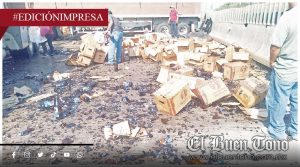 Bola de rαtαs se llevan las chelas; camión cervecero se accidenta