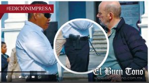 Jefe de tránsito infringe la ley; exhibe su plst0la