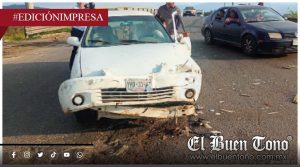 Auto se impacta contra un camión; choque en el trébol