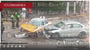 Choque de taxi y vehículo particular, a la altura del puente de Plaza Crystal