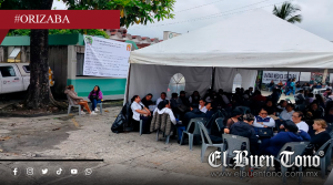 Con lonas y sillas, trabajadores de la Jurisdicción Sanitaria 7 mantienen paro de brazos caídos