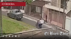 Motociclista choca contra vivienda y huye en Córdoba; piden que responda por daños