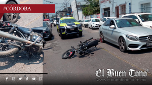 Choque por alcance entre auto y motocicleta en Córdoba deja daños materiales