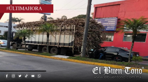 Automovilista se impacta contra camión cañero y queda debajo de la carga