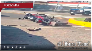 MUJER RESULTA LESIONADA TRAS ACCIDENTE ENTRE CAMIONETA Y MOTOCICLETA EN ORIZABA