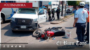 Choque de camioneta y motocicleta, deja daños materiales y cierre de la circulación.