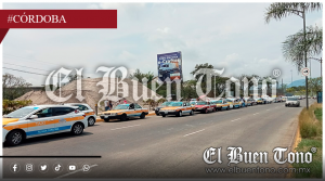 Se concentran taxistas sobre Bulevar Tratados de Córdoba.