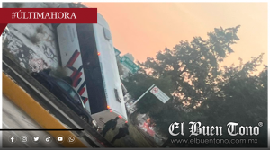 Autobús queda al borde del puente de La María tras fuerte choque en la México–Puebla