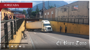 TRACTOCAMIÓN QUEDA ATORADO EN PUENTE Y GENERA BLOQUEO VIAL EN ORIZABA