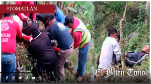 Motociclistas caen a barranco en Tomatlán; Resultan lesionados