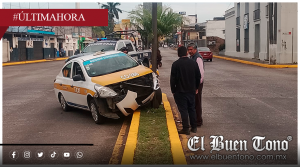 Taxi se impacta contra luminaria en avenida 11 de Córdoba