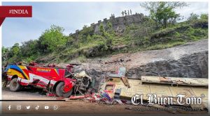 Tragedia en India: Autobús cae a barranco y deja al menos 21 mvert0s y 61 heridos