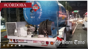Motociclista es 4rro11ad0 frente al Centenario por pipa de gas del Atlántico