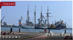 Zarpa buque escuela español Juan Sebastián de Elcano del puerto de Veracruz