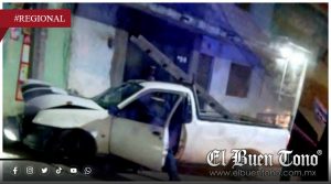 Choques simultáneos en la región: Motociclista h3rido y camioneta incrustada en poste