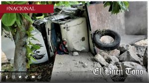 Camión cargado con piedras vuelca y deja autos destrozados en Tabasco
