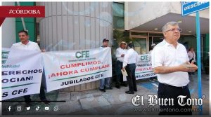 VIDEO|Jubilados de CFE protestan en Córdoba por recorte a sus pensiones