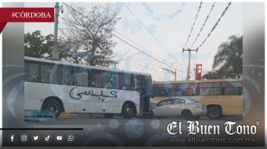 Choque de autobús y vehículo particular provoca cierre de circulación