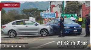 Choque en el entronque de Huatusco deja daños materiales