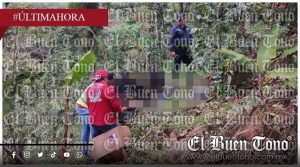 Dos hermanos en motocicleta caen a barranco en Tomatlán tras derrapar