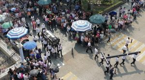 Fieles conmemoran el descendimiento de la Cruz en la Catedral