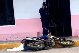 Motociclista es as3s!n4d0 a b4l4z0s en pleno centro de Saltabarranca; mujer resulta herida